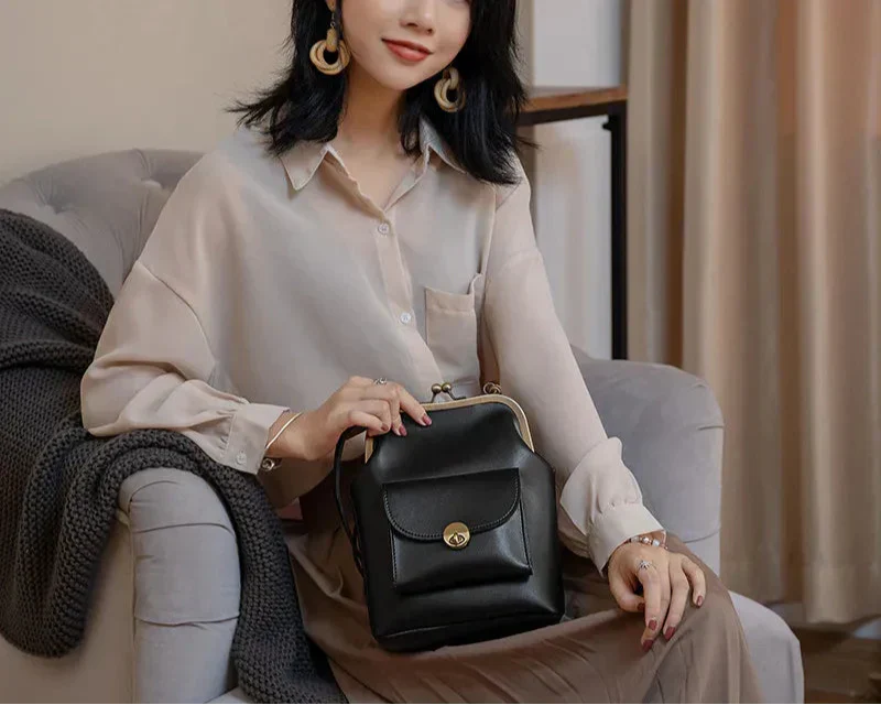 Elegant dam crossbody-väska i konstläder med stilren design, justerbar axelrem och klassiska färger som svart, kaki, burgundisk