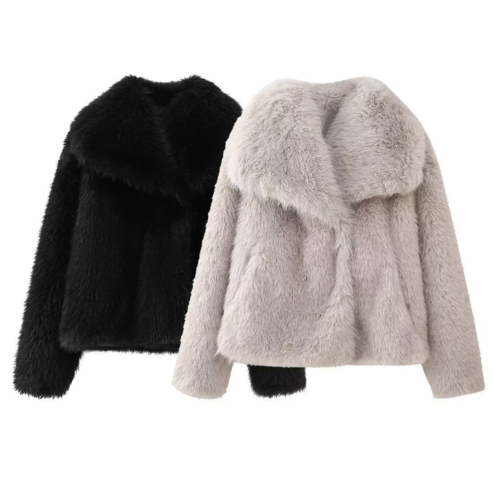 Elegant dam jacka i denim med dragkedja och rymliga fickor, stilren och perfekt för höst och vinter.