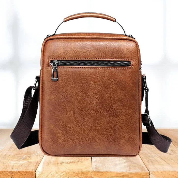 "Elegant dam laptopväska i PU-läder med justerbar axelrem, flera fack, perfekt för både arbete och fritid."