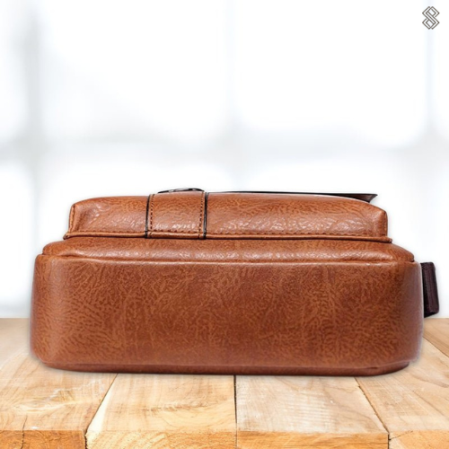 "Elegant dam laptopväska i PU-läder med justerbar axelrem, flera fack, perfekt för både arbete och fritid."