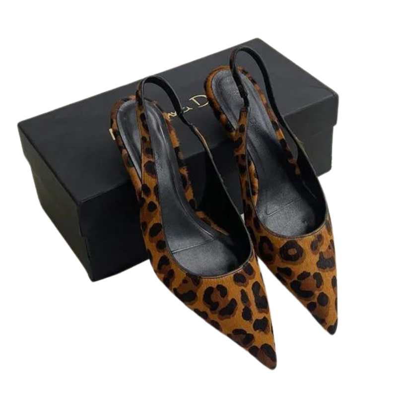 "Elegant dam leopard spetsiga klackar med slingback-rem, trendigt leopardmönster, chic design för sofistikerad stil."