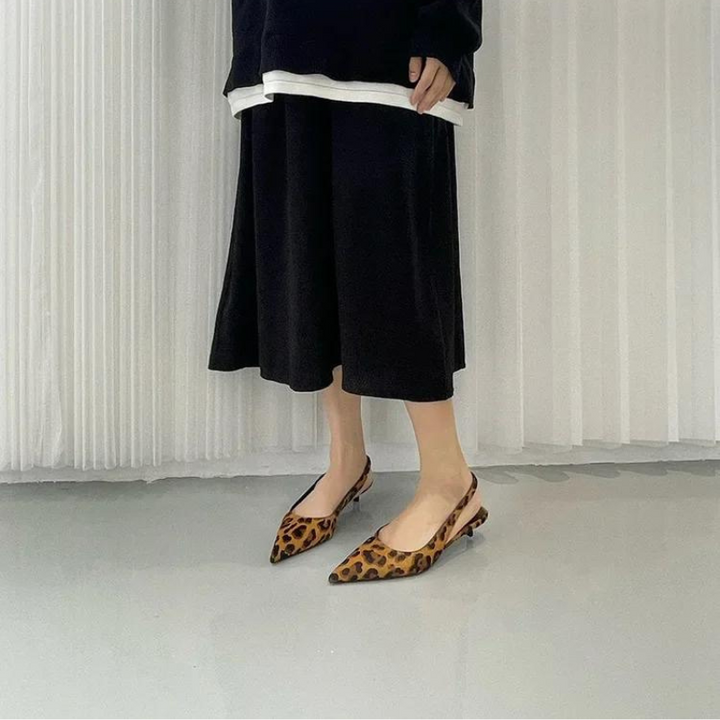 "Elegant dam leopard spetsiga klackar med slingback-rem, trendigt leopardmönster, chic design för sofistikerad stil."