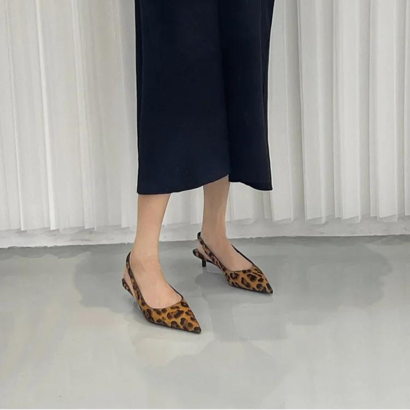 "Elegant dam leopard spetsiga klackar med slingback-rem, trendigt leopardmönster, chic design för sofistikerad stil."