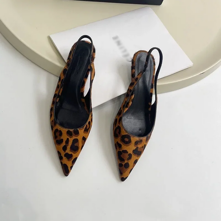 "Elegant dam leopard spetsiga klackar med slingback-rem, trendigt leopardmönster, chic design för sofistikerad stil."