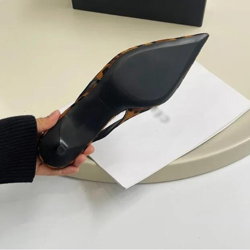 "Elegant dam leopard spetsiga klackar med slingback-rem, trendigt leopardmönster, chic design för sofistikerad stil."