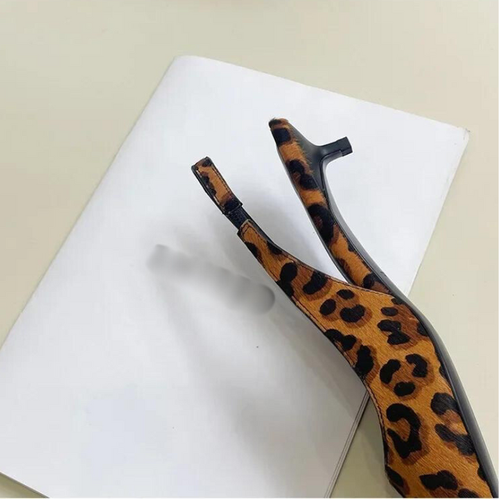 "Elegant dam leopard spetsiga klackar med slingback-rem, trendigt leopardmönster, chic design för sofistikerad stil."