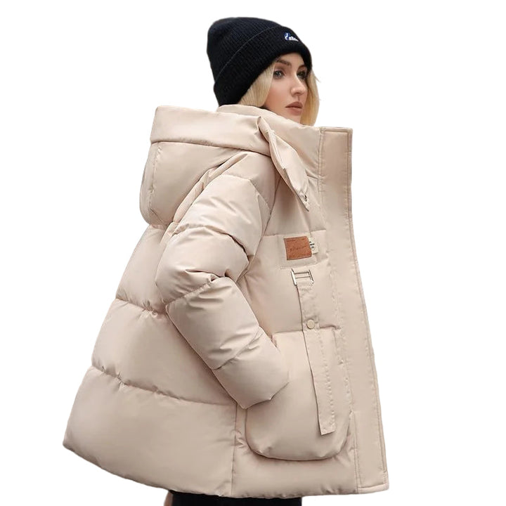 "Elegant dam lång vinterjacka i varm polyester, klassisk design, mjuk passform, idealisk för kalla vinterdagar."