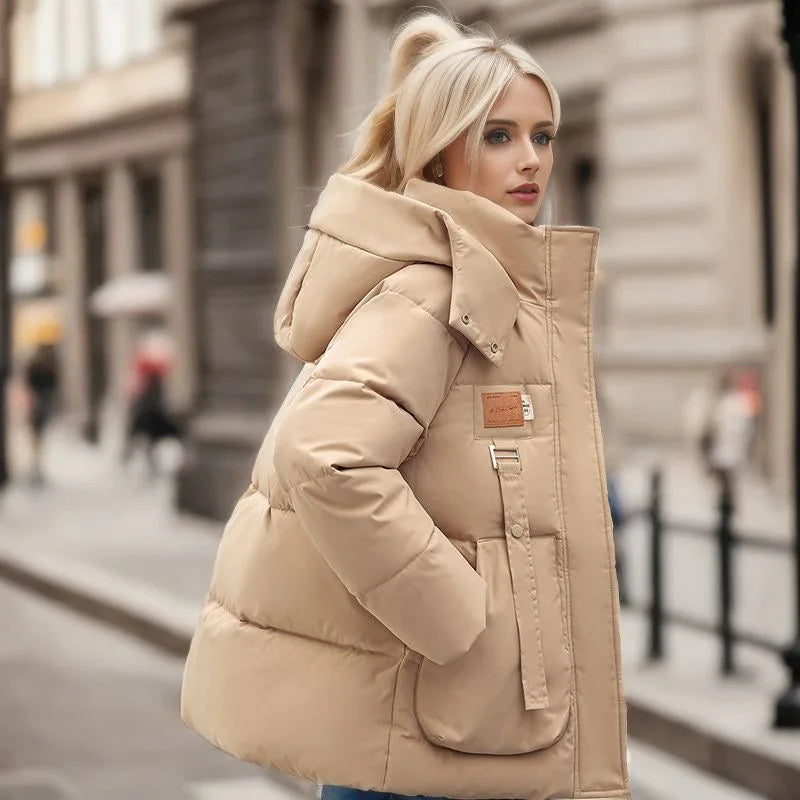 "Elegant dam lång vinterjacka i varm polyester, klassisk design, mjuk passform, idealisk för kalla vinterdagar."