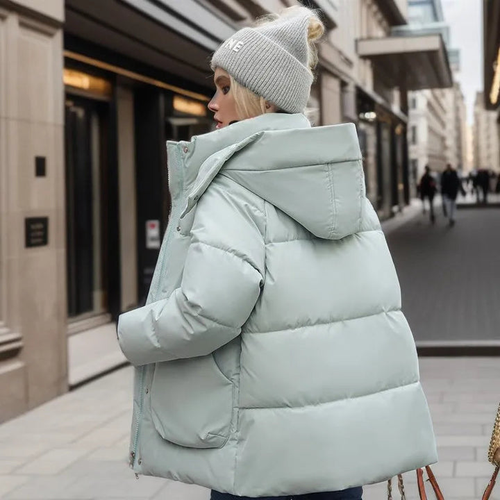 "Elegant dam lång vinterjacka i varm polyester, klassisk design, mjuk passform, idealisk för kalla vinterdagar."