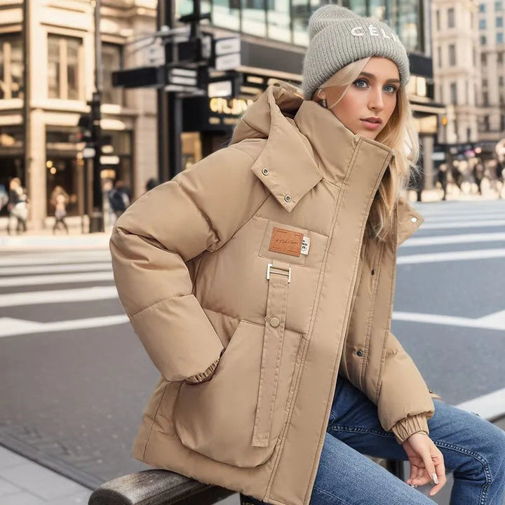 "Elegant dam lång vinterjacka i varm polyester, klassisk design, mjuk passform, idealisk för kalla vinterdagar."