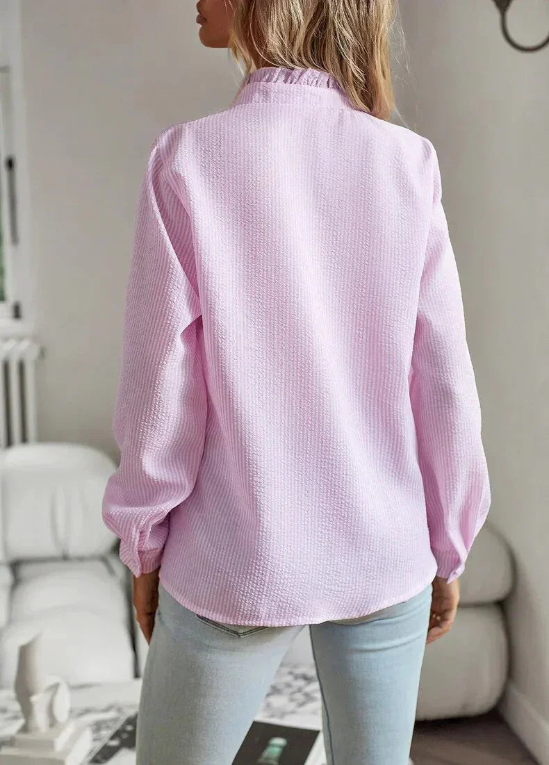 "Elegant dam långärmad blus i polyester med sofistikerad design, rynkade ärmar och knappstängning, perfekt för alla tillfälle