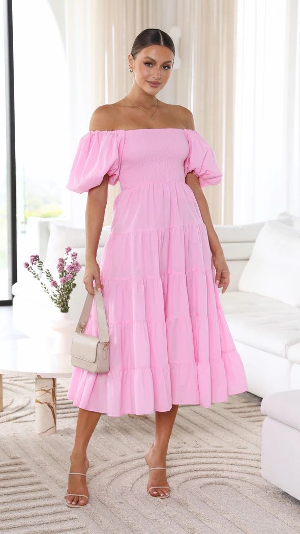 "Elegant dam off-shoulder sommarklänning i mjukt tyg, ljusrosa färg, framhäver axlarna för en feminin look."