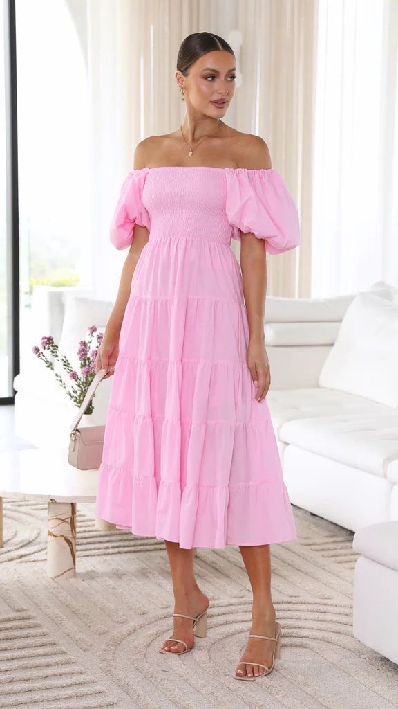 "Elegant dam off-shoulder sommarklänning i mjukt tyg, ljusrosa färg, framhäver axlarna för en feminin look."
