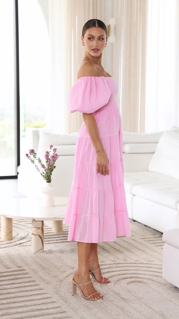 "Elegant dam off-shoulder sommarklänning i mjukt tyg, ljusrosa färg, framhäver axlarna för en feminin look."