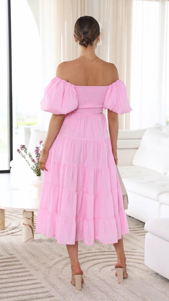 "Elegant dam off-shoulder sommarklänning i mjukt tyg, ljusrosa färg, framhäver axlarna för en feminin look."