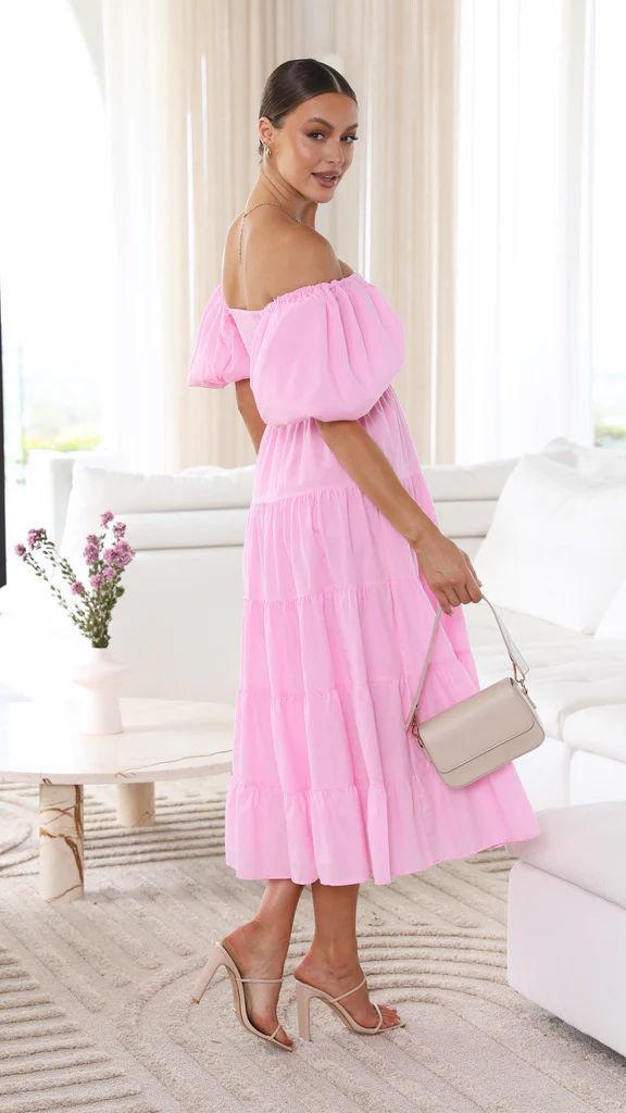 "Elegant dam off-shoulder sommarklänning i mjukt tyg, ljusrosa färg, framhäver axlarna för en feminin look."