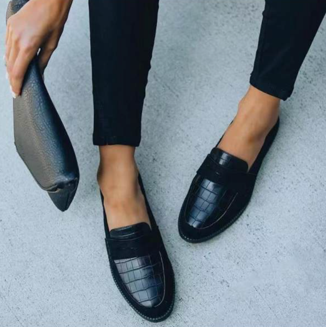 "Elegant dam pumps i syntetiskt material, tidlös design, perfekt för både vardags- och festbruk, bekväm och hållbar."