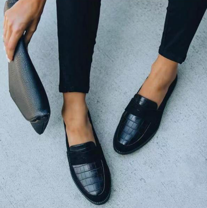 "Elegant dam pumps i syntetiskt material, tidlös design, perfekt för både vardags- och festbruk, bekväm och hållbar."