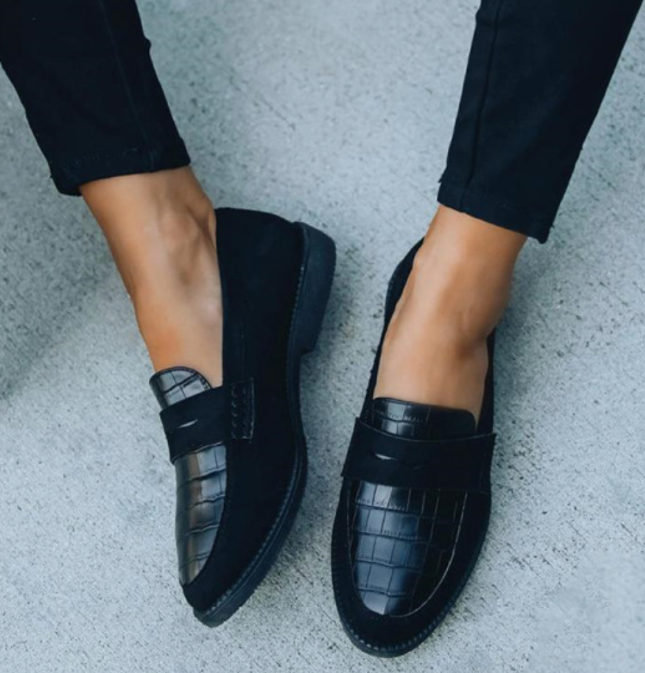 "Elegant dam pumps i syntetiskt material, tidlös design, perfekt för både vardags- och festbruk, bekväm och hållbar."