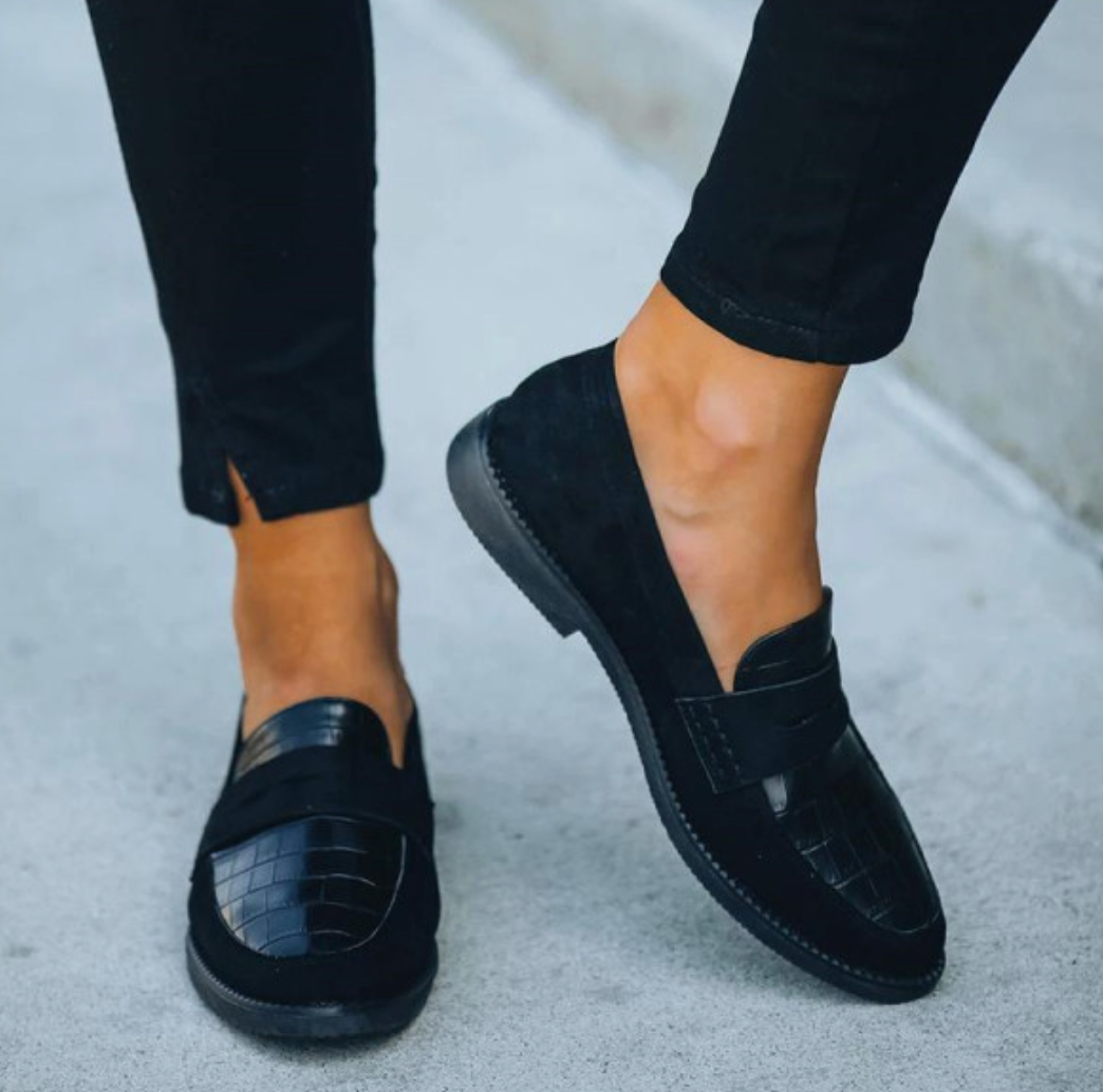 "Elegant dam pumps i syntetiskt material, tidlös design, perfekt för både vardags- och festbruk, bekväm och hållbar."