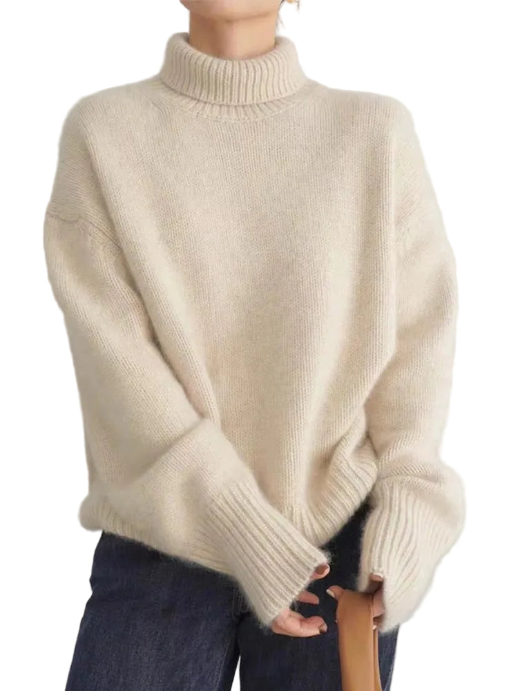 Elegant dam rollkragenpullover i kaschmir, beige nyans, ger stil och värme, perfekt för både vardag och formella tillfällen.