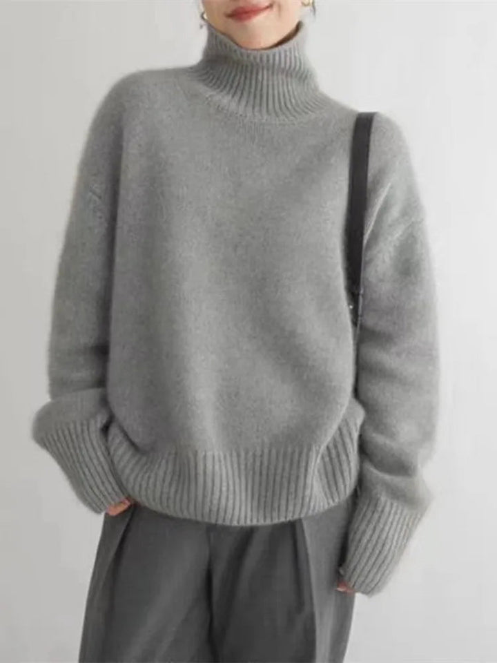Elegant dam rollkragenpullover i kaschmir, beige nyans, ger stil och värme, perfekt för både vardag och formella tillfällen.