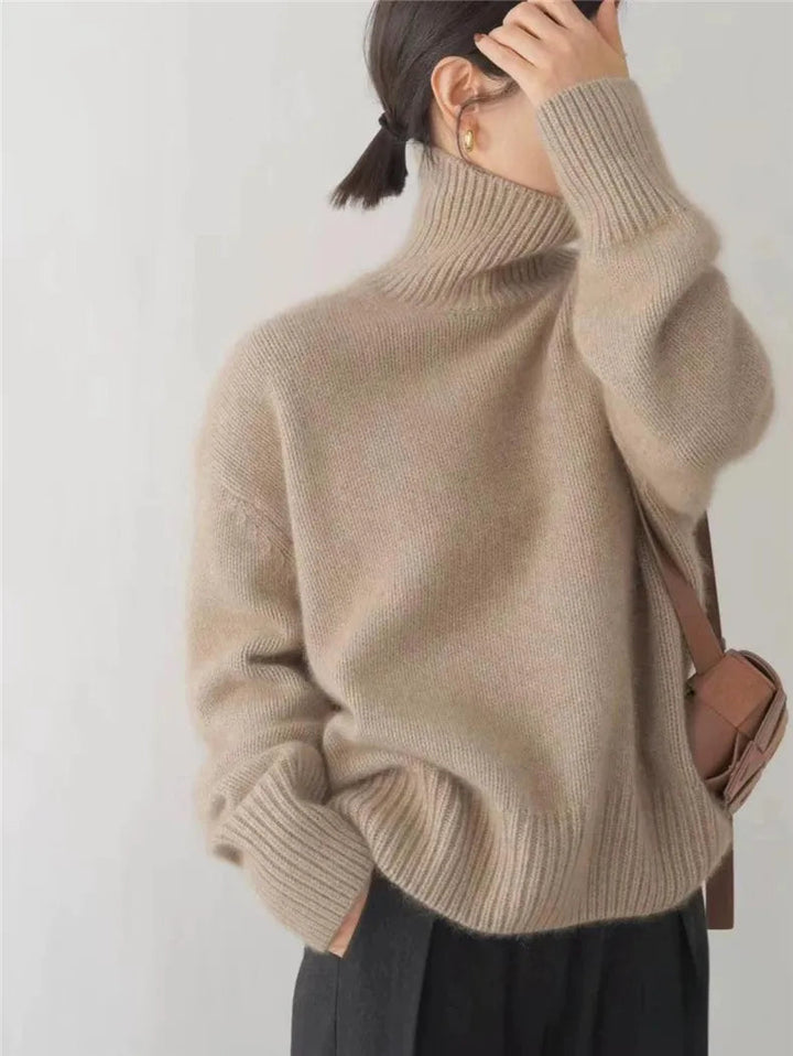 Elegant dam rollkragenpullover i kaschmir, beige nyans, ger stil och värme, perfekt för både vardag och formella tillfällen.