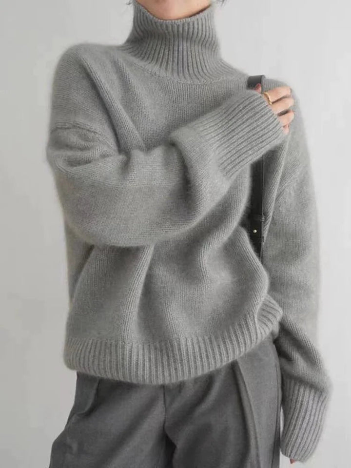 Elegant dam rollkragenpullover i kaschmir, beige nyans, ger stil och värme, perfekt för både vardag och formella tillfällen.