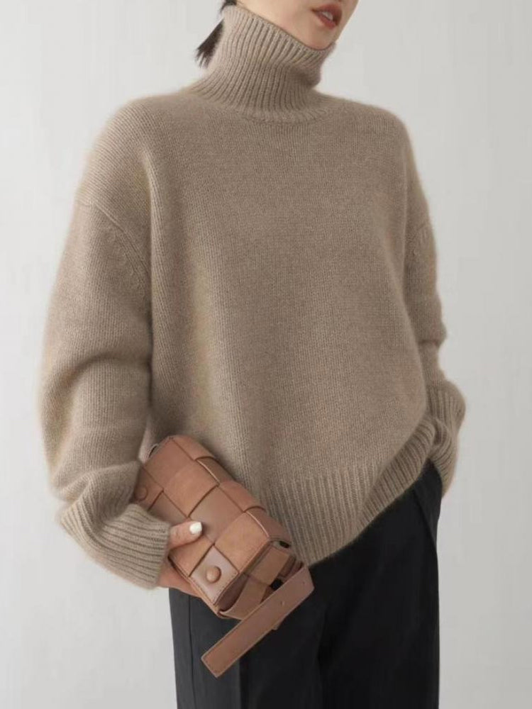 "Elegant dam rollkragenpullover i mjuk kaschmir, idealisk för höst och vinter, erbjuder både stil och värme i flera färger."