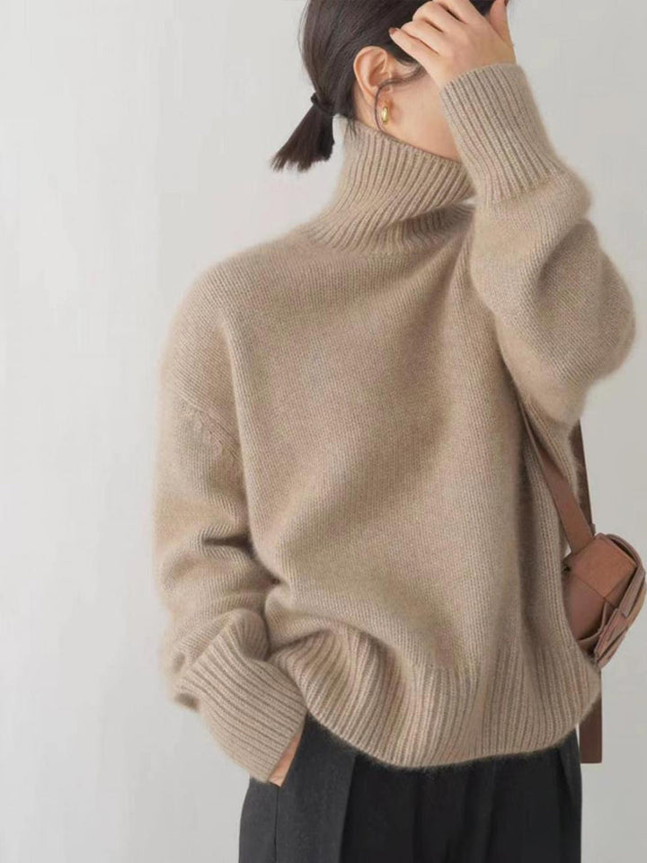 "Elegant dam rollkragenpullover i mjuk kaschmir, idealisk för höst och vinter, erbjuder både stil och värme i flera färger."