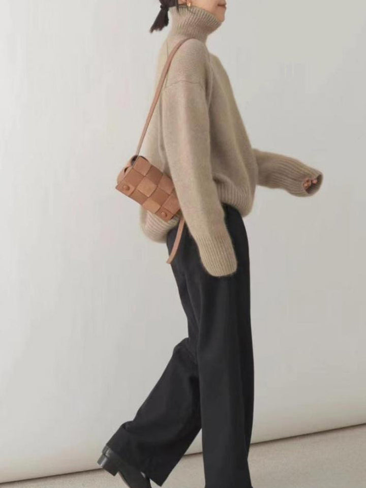 "Elegant dam rollkragenpullover i mjuk kaschmir, idealisk för höst och vinter, erbjuder både stil och värme i flera färger."
