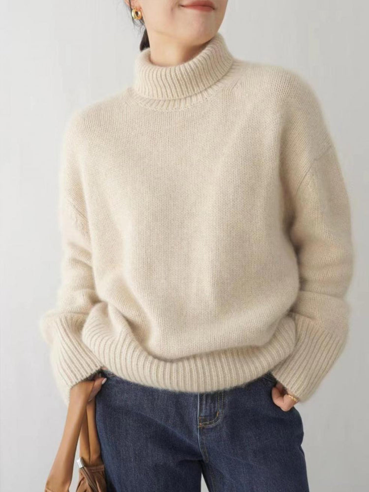 "Elegant dam rollkragenpullover i mjuk kaschmir, idealisk för höst och vinter, erbjuder både stil och värme i flera färger."