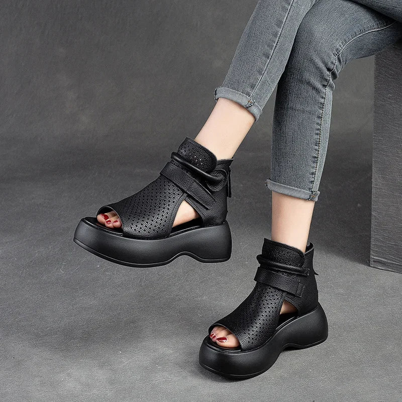 "Elegant dam sandaler i brunt PU-läder med håldesign och bekväm gummisula, perfekt för sommarens äventyr."