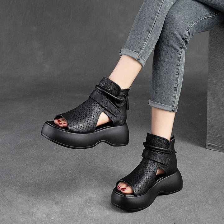 "Elegant dam sandaler i brunt PU-läder med håldesign och bekväm gummisula, perfekt för sommarens äventyr."