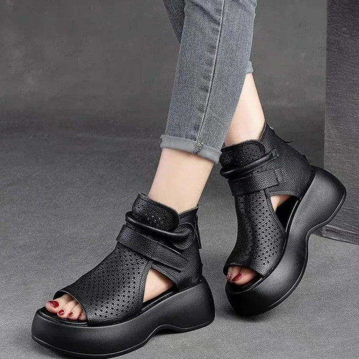 "Elegant dam sandaler i brunt PU-läder med håldesign och bekväm gummisula, perfekt för sommarens äventyr."