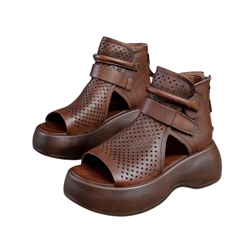 "Elegant dam sandaler i brunt PU-läder med håldesign och bekväm gummisula, perfekt för sommarens äventyr."