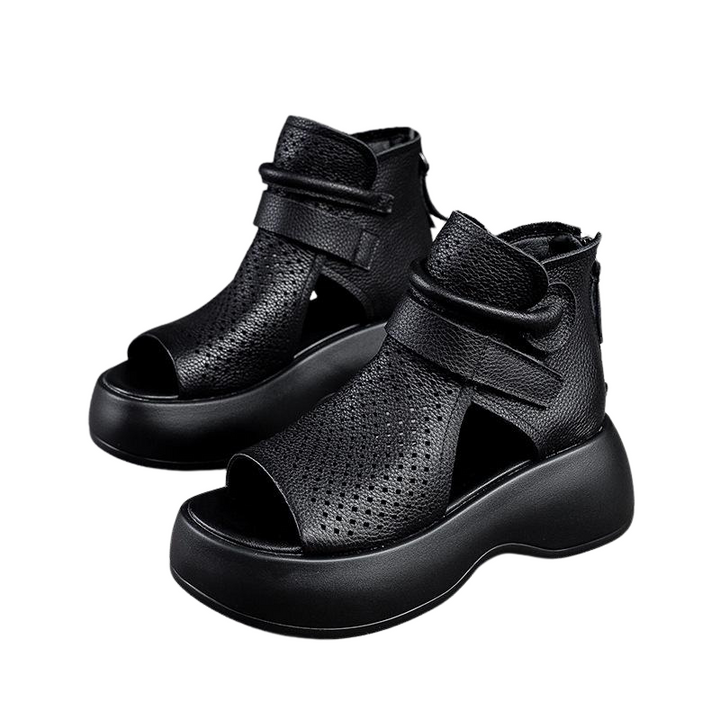 "Elegant dam sandaler i brunt PU-läder med håldesign och bekväm gummisula, perfekt för sommarens äventyr."