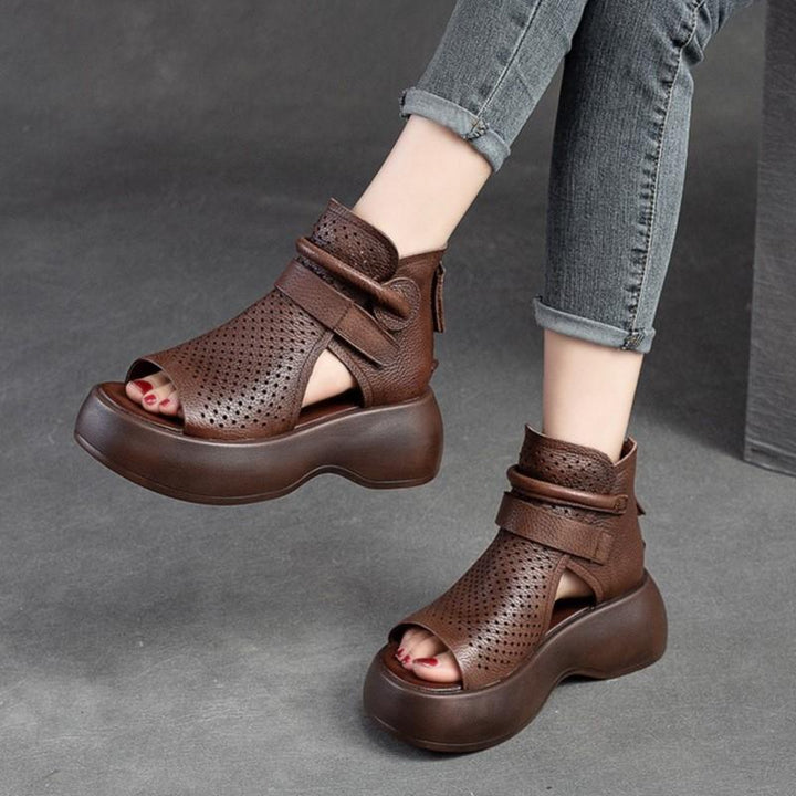 "Elegant dam sandaler i brunt PU-läder med håldesign och bekväm gummisula, perfekt för sommarens äventyr."