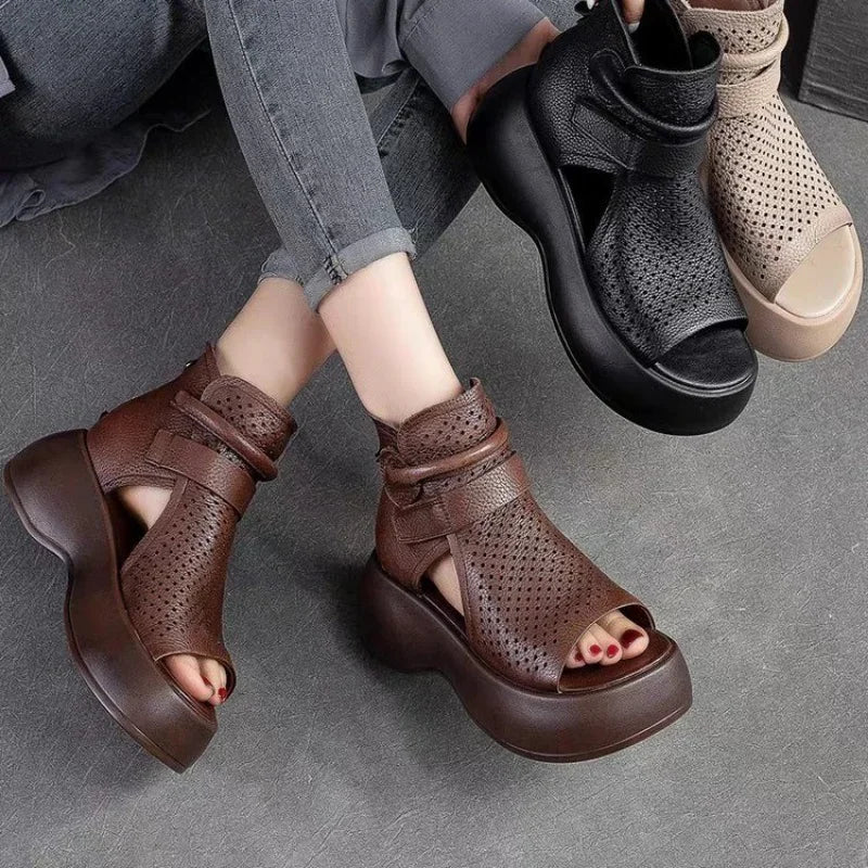 "Elegant dam sandaler i brunt PU-läder med håldesign och bekväm gummisula, perfekt för sommarens äventyr."