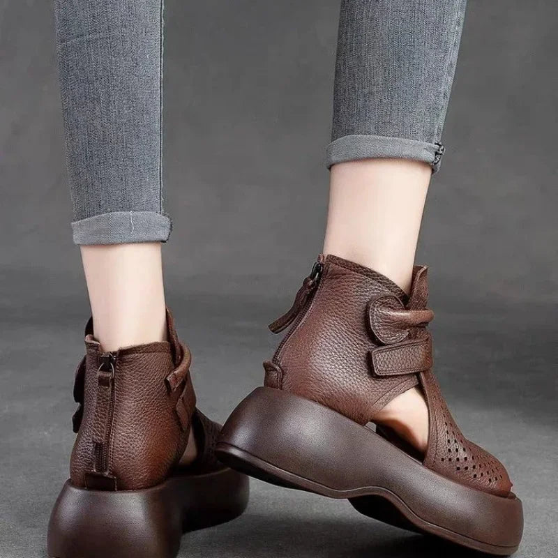 "Elegant dam sandaler i brunt PU-läder med håldesign och bekväm gummisula, perfekt för sommarens äventyr."