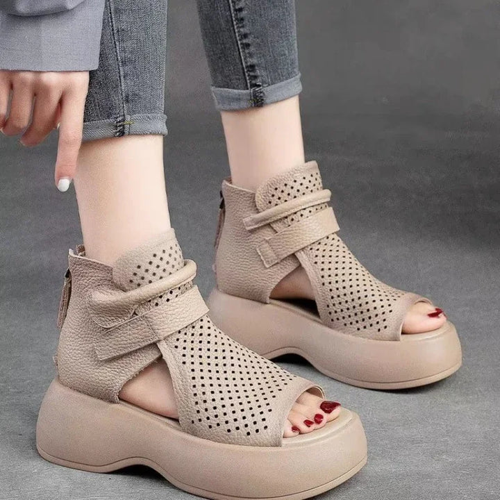 "Elegant dam sandaler i brunt PU-läder med håldesign och bekväm gummisula, perfekt för sommarens äventyr."