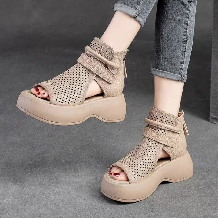 "Elegant dam sandaler i brunt PU-läder med håldesign och bekväm gummisula, perfekt för sommarens äventyr."