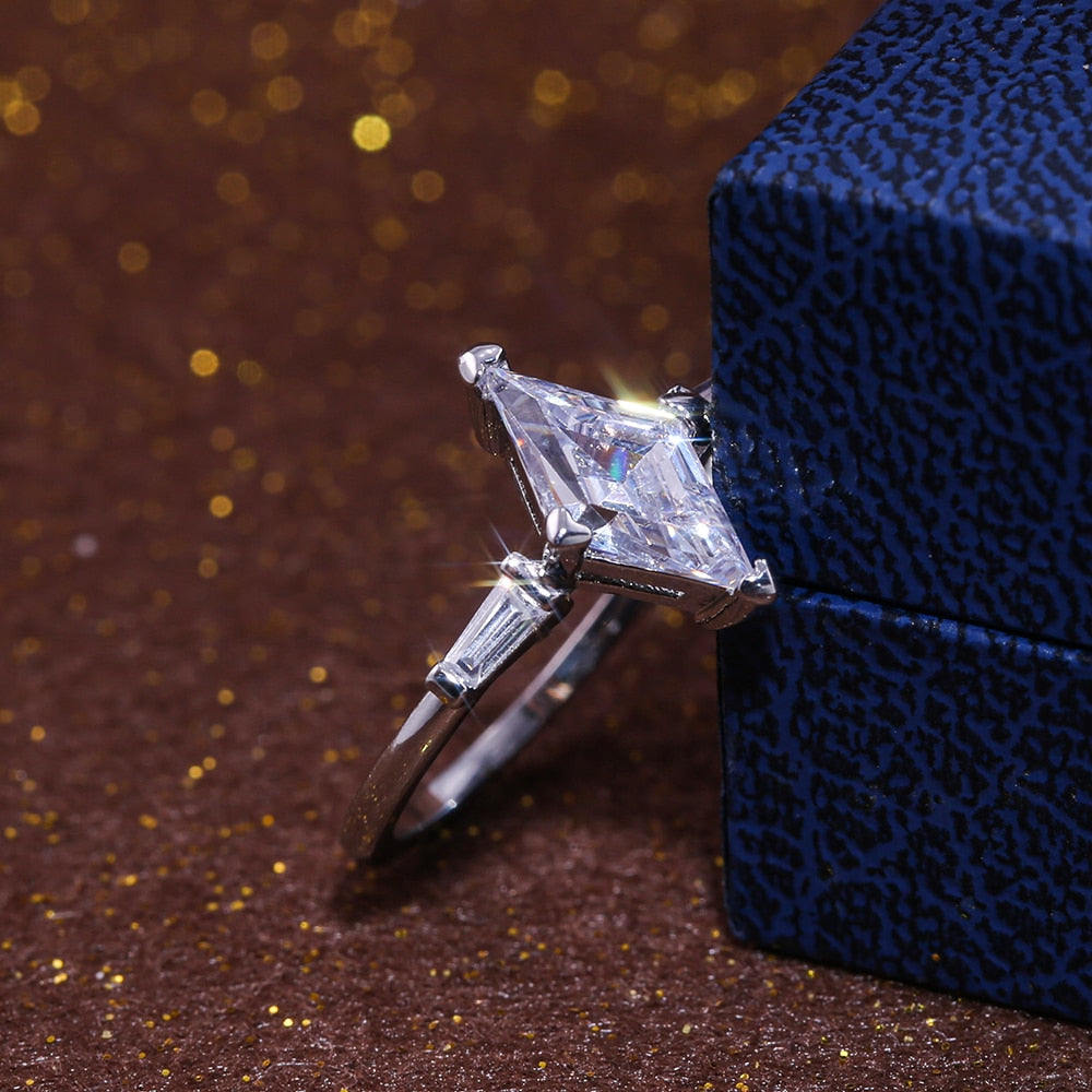 "Elegant dam solitärring med kantig urform, sterling silver, geometrisk moissanit, subtil och sofistikerad designaccessoar."