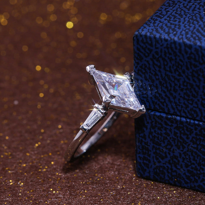 "Elegant dam solitärring med kantig urform, sterling silver, geometrisk moissanit, subtil och sofistikerad designaccessoar."