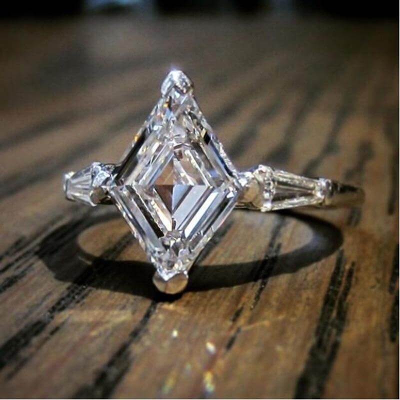 "Elegant dam solitärring med kantig urform, sterling silver, geometrisk moissanit, subtil och sofistikerad designaccessoar."