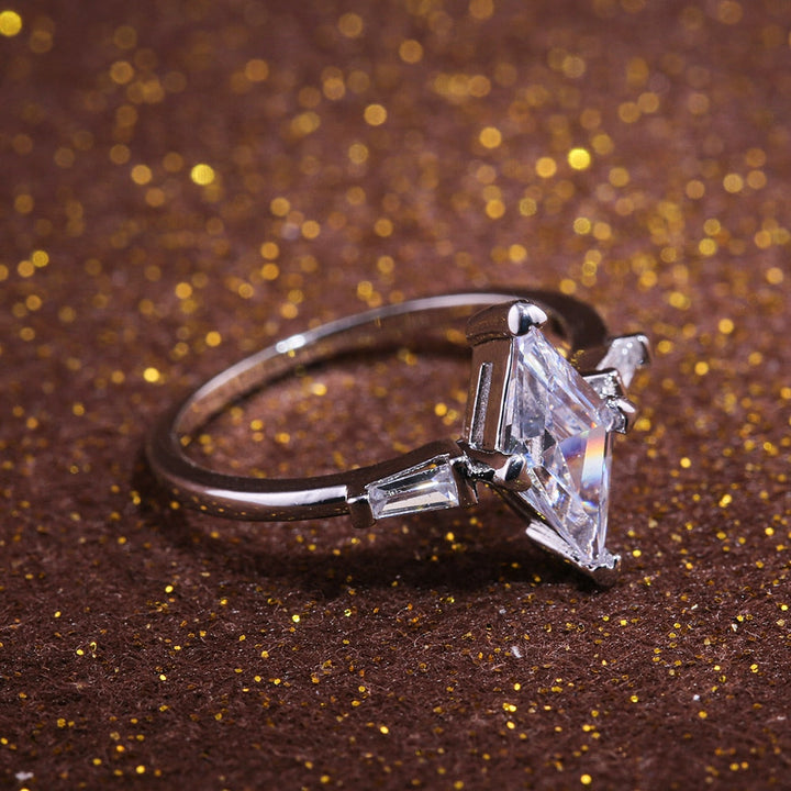 "Elegant dam solitärring med kantig urform, sterling silver, geometrisk moissanit, subtil och sofistikerad designaccessoar."
