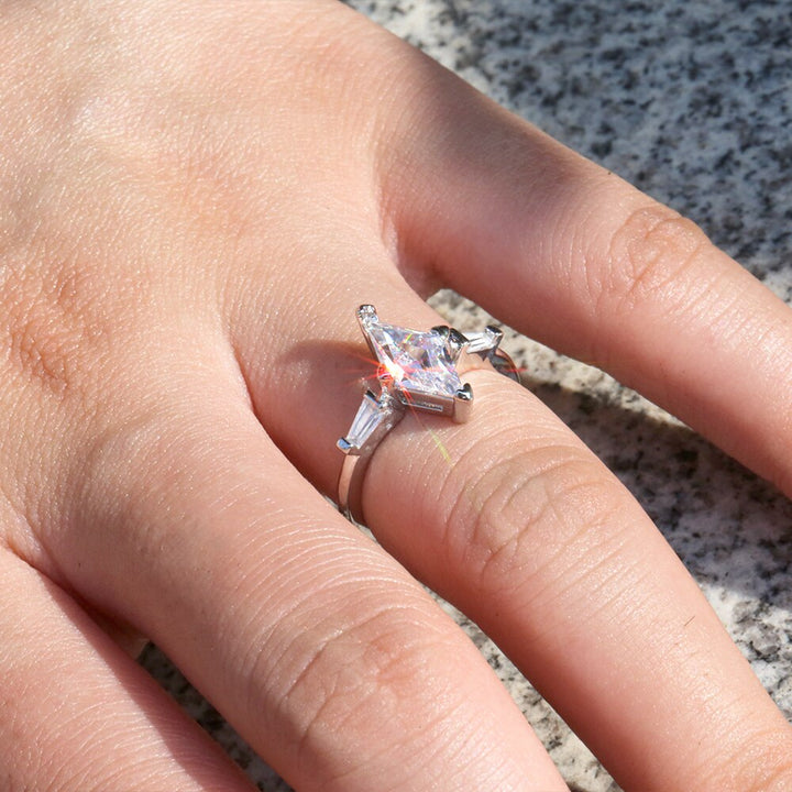 "Elegant dam solitärring med kantig urform, sterling silver, geometrisk moissanit, subtil och sofistikerad designaccessoar."