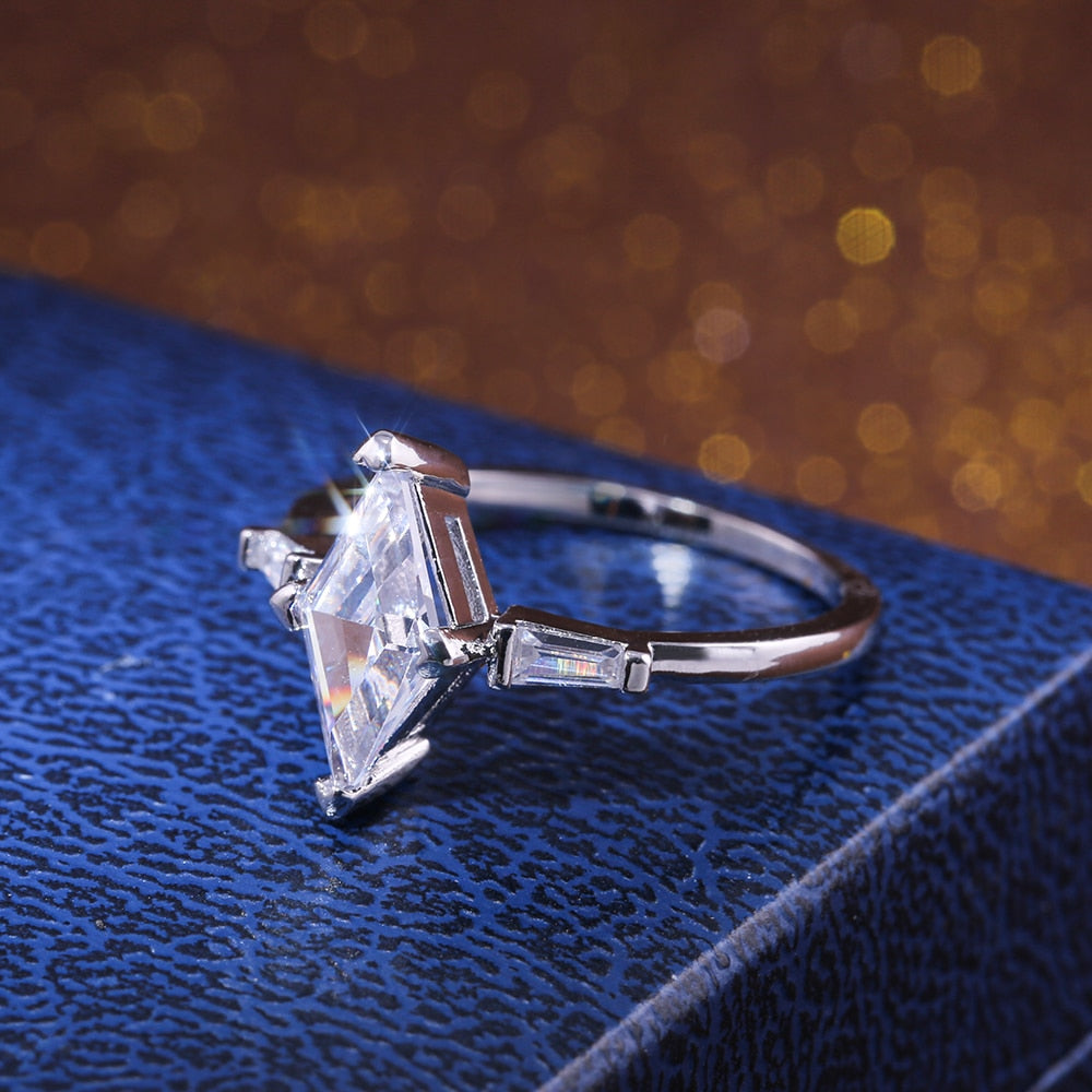 "Elegant dam solitärring med kantig urform, sterling silver, geometrisk moissanit, subtil och sofistikerad designaccessoar."