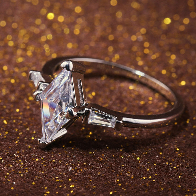 "Elegant dam solitärring med kantig urform, sterling silver, geometrisk moissanit, subtil och sofistikerad designaccessoar."
