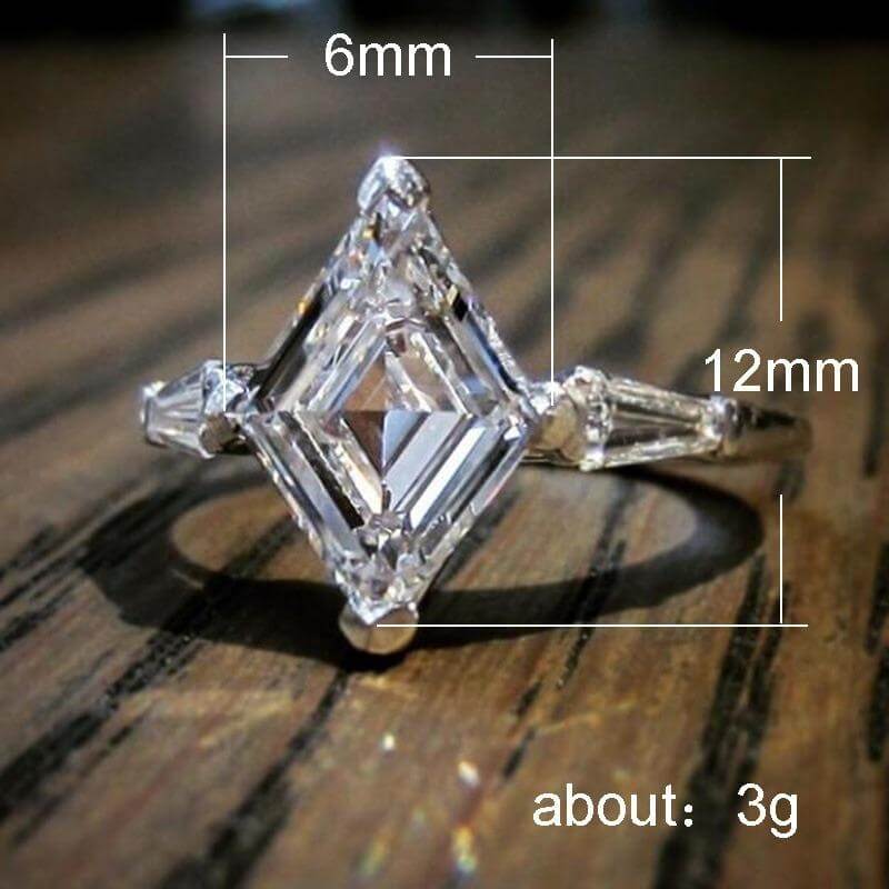 "Elegant dam solitärring med kantig urform, sterling silver, geometrisk moissanit, subtil och sofistikerad designaccessoar."